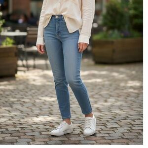 Kate Spade White Leather Sneakers Size 8.5. NWOT.